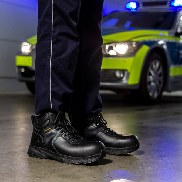 231305 SFC Guard Mid Safety Boots S318 De Guard Mid veiligheidsschoen is een must-have voor lange diensturen en beveiligingsactiviteiten. Deze S3 veiligheidsschoen is geschikt voor diverse werkterreinen, zoals de beveiligingssector, magazijnwerk, transportsector en bouw. De schoen biedt veel comfort dankzij de EVA-middenzool die zorgt voor perfecte demping en een unieke antislipzool voor betere slipweerstand. De schoenen hebben een ritsluiting voor gemakkelijk aan- en uittrekken en zijn waterdicht ontworpen om uw voeten droog te houden. Ze zijn uitgerust met een uitneembare dempende binnenzool en hebben een SFC antislip buitenzool met Tripguard, wat het mogelijk maakt om gemakkelijk te bewegen op verschillende oppervlakken. De schoenen zijn geschikt voor zowel mannen als vrouwen en zijn ESD (Electro Static Discharge) gecertificeerd. De schoenen voorkomen statische elektrische lading door snelle ontlading van statische elektriciteit. Door de lage weerstand van de schoenen zal de drager zichzelf niet (op)laden. Dit beschermt jezelf en omliggende apparatuur. De schoenen zijn CE-gecertificeerd volgens EN ISO 20345:2011 S3 SRC ESD normen. Raadpleeg de spec/tech sheet voor meer informatie. <a title="Maattabel" href="https://dump.dev.newagents.nl/wp-content/uploads/2023/01/231305-SFC-Guard-Mid-Safety-Boots-S3-spec-tech-sheet.pdf" target="_blank" rel="noopener noreferrer"><button><span style="color: #ef471f; font-size: medium;"><strong>Spec/Tech sheet</strong></span></button></a> <a title="Maattabel" href="https://dump.dev.newagents.nl/wp-content/uploads/2023/01/231305-SFC-Guard-Mid-Safety-Boots-S3-CE-certificaat.pdf" target="_blank" rel="noopener noreferrer"><button><span style="color: #ef471f; font-size: medium;"><strong>CE-Certificaat</strong></span></button></a>