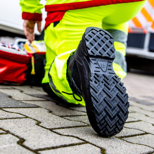 231305 SFC Guard Mid Safety Boots S319 De Guard Mid veiligheidsschoen is een must-have voor lange diensturen en beveiligingsactiviteiten. Deze S3 veiligheidsschoen is geschikt voor diverse werkterreinen, zoals de beveiligingssector, magazijnwerk, transportsector en bouw. De schoen biedt veel comfort dankzij de EVA-middenzool die zorgt voor perfecte demping en een unieke antislipzool voor betere slipweerstand. De schoenen hebben een ritsluiting voor gemakkelijk aan- en uittrekken en zijn waterdicht ontworpen om uw voeten droog te houden. Ze zijn uitgerust met een uitneembare dempende binnenzool en hebben een SFC antislip buitenzool met Tripguard, wat het mogelijk maakt om gemakkelijk te bewegen op verschillende oppervlakken. De schoenen zijn geschikt voor zowel mannen als vrouwen en zijn ESD (Electro Static Discharge) gecertificeerd. De schoenen voorkomen statische elektrische lading door snelle ontlading van statische elektriciteit. Door de lage weerstand van de schoenen zal de drager zichzelf niet (op)laden. Dit beschermt jezelf en omliggende apparatuur. De schoenen zijn CE-gecertificeerd volgens EN ISO 20345:2011 S3 SRC ESD normen. Raadpleeg de spec/tech sheet voor meer informatie. <a title="Maattabel" href="https://dump.dev.newagents.nl/wp-content/uploads/2023/01/231305-SFC-Guard-Mid-Safety-Boots-S3-spec-tech-sheet.pdf" target="_blank" rel="noopener noreferrer"><button><span style="color: #ef471f; font-size: medium;"><strong>Spec/Tech sheet</strong></span></button></a> <a title="Maattabel" href="https://dump.dev.newagents.nl/wp-content/uploads/2023/01/231305-SFC-Guard-Mid-Safety-Boots-S3-CE-certificaat.pdf" target="_blank" rel="noopener noreferrer"><button><span style="color: #ef471f; font-size: medium;"><strong>CE-Certificaat</strong></span></button></a>