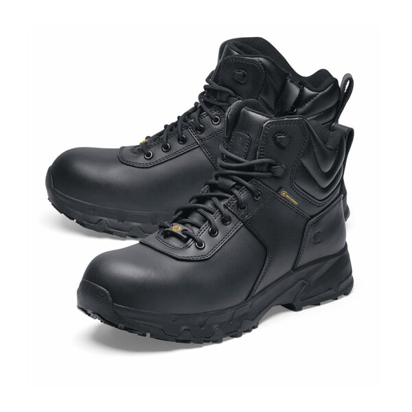 231305 SFC Guard Mid Safety Boots S32 De Guard Mid veiligheidsschoen is een must-have voor lange diensturen en beveiligingsactiviteiten. Deze S3 veiligheidsschoen is geschikt voor diverse werkterreinen, zoals de beveiligingssector, magazijnwerk, transportsector en bouw. De schoen biedt veel comfort dankzij de EVA-middenzool die zorgt voor perfecte demping en een unieke antislipzool voor betere slipweerstand. De schoenen hebben een ritsluiting voor gemakkelijk aan- en uittrekken en zijn waterdicht ontworpen om uw voeten droog te houden. Ze zijn uitgerust met een uitneembare dempende binnenzool en hebben een SFC antislip buitenzool met Tripguard, wat het mogelijk maakt om gemakkelijk te bewegen op verschillende oppervlakken. De schoenen zijn geschikt voor zowel mannen als vrouwen en zijn ESD (Electro Static Discharge) gecertificeerd. De schoenen voorkomen statische elektrische lading door snelle ontlading van statische elektriciteit. Door de lage weerstand van de schoenen zal de drager zichzelf niet (op)laden. Dit beschermt jezelf en omliggende apparatuur. De schoenen zijn CE-gecertificeerd volgens EN ISO 20345:2011 S3 SRC ESD normen. Raadpleeg de spec/tech sheet voor meer informatie. <a title="Maattabel" href="https://dump.dev.newagents.nl/wp-content/uploads/2023/01/231305-SFC-Guard-Mid-Safety-Boots-S3-spec-tech-sheet.pdf" target="_blank" rel="noopener noreferrer"><button><span style="color: #ef471f; font-size: medium;"><strong>Spec/Tech sheet</strong></span></button></a> <a title="Maattabel" href="https://dump.dev.newagents.nl/wp-content/uploads/2023/01/231305-SFC-Guard-Mid-Safety-Boots-S3-CE-certificaat.pdf" target="_blank" rel="noopener noreferrer"><button><span style="color: #ef471f; font-size: medium;"><strong>CE-Certificaat</strong></span></button></a>