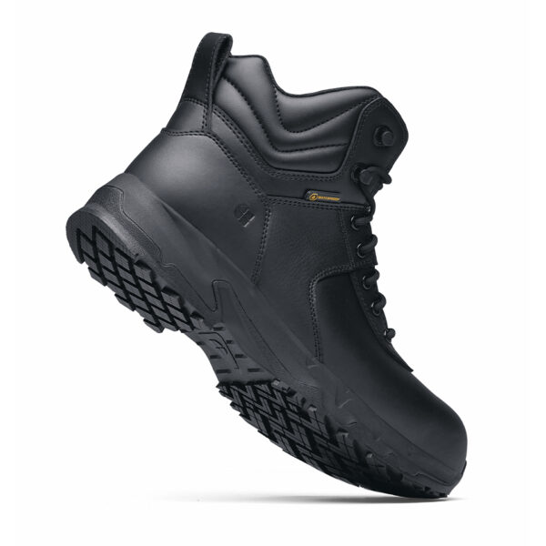 231305 SFC Guard Mid Safety Boots S37 De Guard Mid veiligheidsschoen is een must-have voor lange diensturen en beveiligingsactiviteiten. Deze S3 veiligheidsschoen is geschikt voor diverse werkterreinen, zoals de beveiligingssector, magazijnwerk, transportsector en bouw. De schoen biedt veel comfort dankzij de EVA-middenzool die zorgt voor perfecte demping en een unieke antislipzool voor betere slipweerstand. De schoenen hebben een ritsluiting voor gemakkelijk aan- en uittrekken en zijn waterdicht ontworpen om uw voeten droog te houden. Ze zijn uitgerust met een uitneembare dempende binnenzool en hebben een SFC antislip buitenzool met Tripguard, wat het mogelijk maakt om gemakkelijk te bewegen op verschillende oppervlakken. De schoenen zijn geschikt voor zowel mannen als vrouwen en zijn ESD (Electro Static Discharge) gecertificeerd. De schoenen voorkomen statische elektrische lading door snelle ontlading van statische elektriciteit. Door de lage weerstand van de schoenen zal de drager zichzelf niet (op)laden. Dit beschermt jezelf en omliggende apparatuur. De schoenen zijn CE-gecertificeerd volgens EN ISO 20345:2011 S3 SRC ESD normen. Raadpleeg de spec/tech sheet voor meer informatie. <a title="Maattabel" href="https://dump.dev.newagents.nl/wp-content/uploads/2023/01/231305-SFC-Guard-Mid-Safety-Boots-S3-spec-tech-sheet.pdf" target="_blank" rel="noopener noreferrer"><button><span style="color: #ef471f; font-size: medium;"><strong>Spec/Tech sheet</strong></span></button></a> <a title="Maattabel" href="https://dump.dev.newagents.nl/wp-content/uploads/2023/01/231305-SFC-Guard-Mid-Safety-Boots-S3-CE-certificaat.pdf" target="_blank" rel="noopener noreferrer"><button><span style="color: #ef471f; font-size: medium;"><strong>CE-Certificaat</strong></span></button></a>