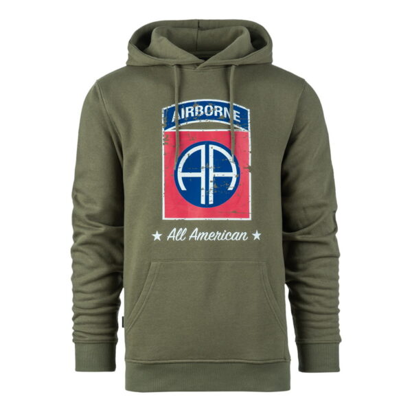 131386 Hoodie 82nd Airborne Division <big>Comfortabele hoodie Groen gemaakt van 60% katoen en 40% polyester. Deze hoodie is een basic item wat zowel door mannen als vrouwen kan worden gedragen. De hoodie kan gedragen worden voor als werktrui maar ook casual op een spijkerbroek.</big> <big>De hoodie is voorzien van een print van de Amerikaanse 82e Luchtlandingsdivisie van het Amerikaanse leger. De 82e Luchtlandingsdivisie is een elite-eenheid die voornamelijk bestaat uit parachutisten.</big> <big><strong>Kenmerken:</strong></big> <ul> <li><big>Aangename stevige stof met zachte opgeruwde binnenkant</big></li> <li><big>Capuchon met koord</big></li> <li><big>Opgenaaide kangoeroezak voorop</big></li> <li><big>Stofdikte van 320 g/m²</big></li> </ul>