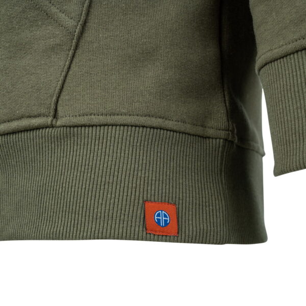 131386 Hoodie 82nd Airborne Division2 <big>Comfortabele hoodie Groen gemaakt van 60% katoen en 40% polyester. Deze hoodie is een basic item wat zowel door mannen als vrouwen kan worden gedragen. De hoodie kan gedragen worden voor als werktrui maar ook casual op een spijkerbroek.</big> <big>De hoodie is voorzien van een print van de Amerikaanse 82e Luchtlandingsdivisie van het Amerikaanse leger. De 82e Luchtlandingsdivisie is een elite-eenheid die voornamelijk bestaat uit parachutisten.</big> <big><strong>Kenmerken:</strong></big> <ul> <li><big>Aangename stevige stof met zachte opgeruwde binnenkant</big></li> <li><big>Capuchon met koord</big></li> <li><big>Opgenaaide kangoeroezak voorop</big></li> <li><big>Stofdikte van 320 g/m²</big></li> </ul>