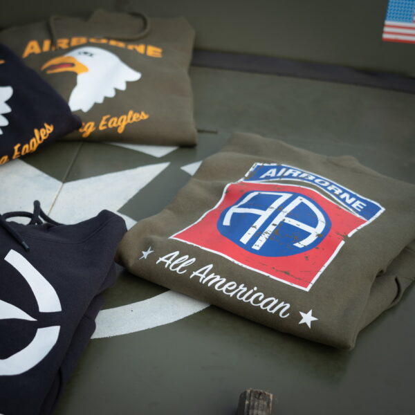 131386 Hoodie 82nd Airborne Division4 <big>Comfortabele hoodie Groen gemaakt van 60% katoen en 40% polyester. Deze hoodie is een basic item wat zowel door mannen als vrouwen kan worden gedragen. De hoodie kan gedragen worden voor als werktrui maar ook casual op een spijkerbroek.</big> <big>De hoodie is voorzien van een print van de Amerikaanse 82e Luchtlandingsdivisie van het Amerikaanse leger. De 82e Luchtlandingsdivisie is een elite-eenheid die voornamelijk bestaat uit parachutisten.</big> <big><strong>Kenmerken:</strong></big> <ul> <li><big>Aangename stevige stof met zachte opgeruwde binnenkant</big></li> <li><big>Capuchon met koord</big></li> <li><big>Opgenaaide kangoeroezak voorop</big></li> <li><big>Stofdikte van 320 g/m²</big></li> </ul>