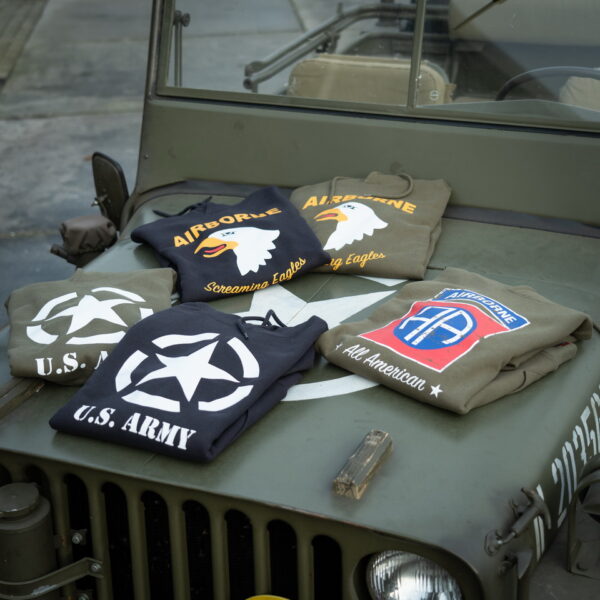 131386 Hoodie 82nd Airborne Division5 <big>Comfortabele hoodie Groen gemaakt van 60% katoen en 40% polyester. Deze hoodie is een basic item wat zowel door mannen als vrouwen kan worden gedragen. De hoodie kan gedragen worden voor als werktrui maar ook casual op een spijkerbroek.</big> <big>De hoodie is voorzien van een print van de Amerikaanse 82e Luchtlandingsdivisie van het Amerikaanse leger. De 82e Luchtlandingsdivisie is een elite-eenheid die voornamelijk bestaat uit parachutisten.</big> <big><strong>Kenmerken:</strong></big> <ul> <li><big>Aangename stevige stof met zachte opgeruwde binnenkant</big></li> <li><big>Capuchon met koord</big></li> <li><big>Opgenaaide kangoeroezak voorop</big></li> <li><big>Stofdikte van 320 g/m²</big></li> </ul>