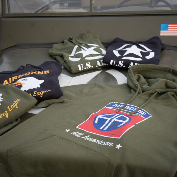131386 Hoodie 82nd Airborne Division6 <big>Comfortabele hoodie Groen gemaakt van 60% katoen en 40% polyester. Deze hoodie is een basic item wat zowel door mannen als vrouwen kan worden gedragen. De hoodie kan gedragen worden voor als werktrui maar ook casual op een spijkerbroek.</big> <big>De hoodie is voorzien van een print van de Amerikaanse 82e Luchtlandingsdivisie van het Amerikaanse leger. De 82e Luchtlandingsdivisie is een elite-eenheid die voornamelijk bestaat uit parachutisten.</big> <big><strong>Kenmerken:</strong></big> <ul> <li><big>Aangename stevige stof met zachte opgeruwde binnenkant</big></li> <li><big>Capuchon met koord</big></li> <li><big>Opgenaaide kangoeroezak voorop</big></li> <li><big>Stofdikte van 320 g/m²</big></li> </ul>