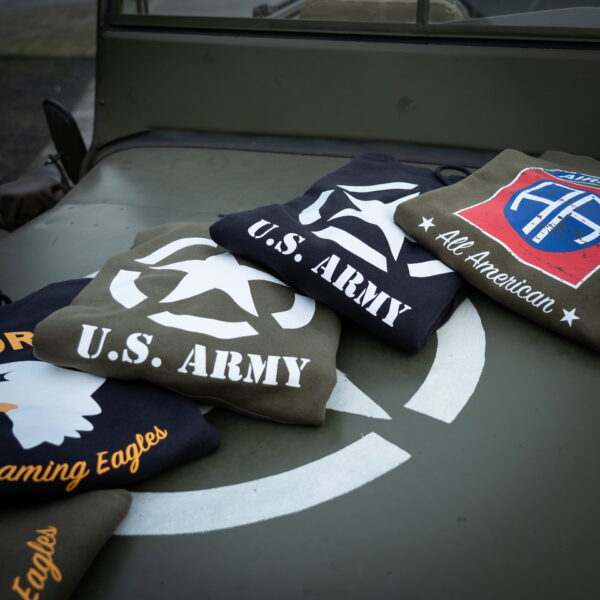 131386 Hoodie 82nd Airborne Division7 <big>Comfortabele hoodie Groen gemaakt van 60% katoen en 40% polyester. Deze hoodie is een basic item wat zowel door mannen als vrouwen kan worden gedragen. De hoodie kan gedragen worden voor als werktrui maar ook casual op een spijkerbroek.</big> <big>De hoodie is voorzien van een print van de Amerikaanse 82e Luchtlandingsdivisie van het Amerikaanse leger. De 82e Luchtlandingsdivisie is een elite-eenheid die voornamelijk bestaat uit parachutisten.</big> <big><strong>Kenmerken:</strong></big> <ul> <li><big>Aangename stevige stof met zachte opgeruwde binnenkant</big></li> <li><big>Capuchon met koord</big></li> <li><big>Opgenaaide kangoeroezak voorop</big></li> <li><big>Stofdikte van 320 g/m²</big></li> </ul>