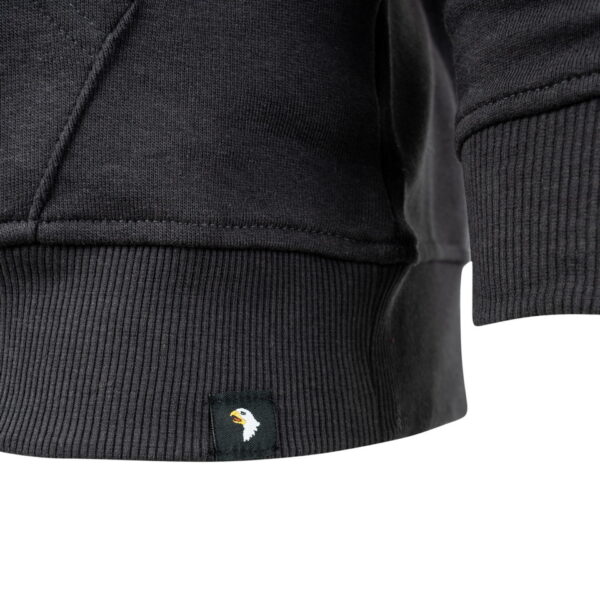 131387 Hoodie 101st Airborne Eagle11 <big>Comfortabele hoodie Dark Grey gemaakt van 60% katoen en 40% polyester. Deze hoodie is een basic item wat zowel door mannen als vrouwen kan worden gedragen. De hoodie kan gedragen worden voor als werktrui maar ook casual op een spijkerbroek.</big> <big>De hoodie is voorzien van een screaming eagle print. De screaming eagle is bekend van de 101st Airborne Divisie. Deze infanteriedivisie van het Amerikaanse leger is ingezet bij de Tweede Wereldoorlog, de Vietnam- oorlog en de oorlogen van Irak en Afghanistan</big> <big><strong>Kenmerken:</strong></big> <ul> <li><big>Aangename stevige stof en met zachte opgeruwde binnenkant</big></li> <li><big>​Capuchon met koord</big></li> <li><big>​Opgenaaide kangoeroezak voorop</big></li> <li><big>Stofdikte 320 g/m²</big></li> </ul>