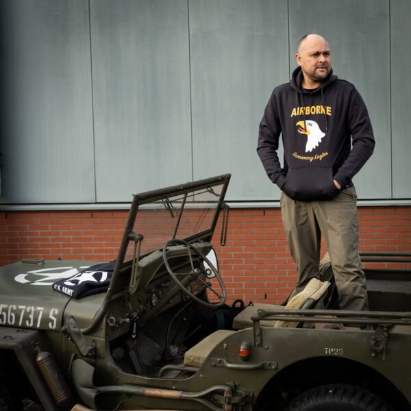 131387 Hoodie 101st Airborne Eagle13 <big>Comfortabele hoodie Dark Grey gemaakt van 60% katoen en 40% polyester. Deze hoodie is een basic item wat zowel door mannen als vrouwen kan worden gedragen. De hoodie kan gedragen worden voor als werktrui maar ook casual op een spijkerbroek.</big> <big>De hoodie is voorzien van een screaming eagle print. De screaming eagle is bekend van de 101st Airborne Divisie. Deze infanteriedivisie van het Amerikaanse leger is ingezet bij de Tweede Wereldoorlog, de Vietnam- oorlog en de oorlogen van Irak en Afghanistan</big> <big><strong>Kenmerken:</strong></big> <ul> <li><big>Aangename stevige stof en met zachte opgeruwde binnenkant</big></li> <li><big>​Capuchon met koord</big></li> <li><big>​Opgenaaide kangoeroezak voorop</big></li> <li><big>Stofdikte 320 g/m²</big></li> </ul>
