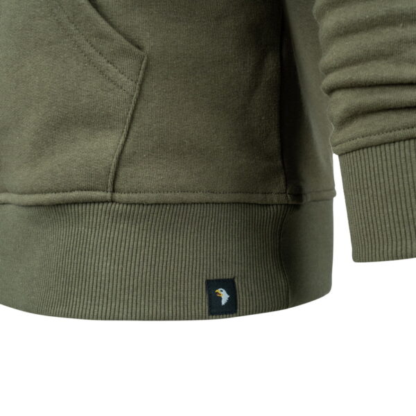 131387 Hoodie 101st Airborne Eagle2 <big>Comfortabele hoodie Groen gemaakt van 60% katoen en 40% polyester. Deze hoodie is een basic item wat zowel door mannen als vrouwen kan worden gedragen. De hoodie kan gedragen worden voor als werktrui maar ook casual op een spijkerbroek.</big> <big>De hoodie is voorzien van een screaming eagle print. De screaming eagle is bekend van de 101st Airborne Divisie. Deze infanteriedivisie van het Amerikaanse leger is ingezet bij de Tweede Wereldoorlog, de Vietnam- oorlog en de oorlogen van Irak en Afghanistan</big> <big><strong>Kenmerken:</strong></big> <ul> <li><big>Aangename stevige stof en met zachte opgeruwde binnenkant</big></li> <li><big>​Capuchon met koord</big></li> <li><big>​Opgenaaide kangoeroezak voorop</big></li> <li><big>Stofdikte 320 g/m²</big></li> </ul>
