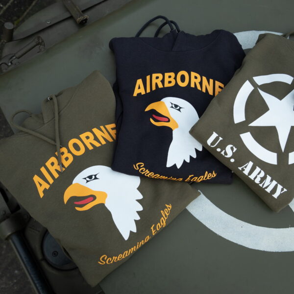 131387 Hoodie 101st Airborne Eagle4 <big>Comfortabele hoodie Dark Grey gemaakt van 60% katoen en 40% polyester. Deze hoodie is een basic item wat zowel door mannen als vrouwen kan worden gedragen. De hoodie kan gedragen worden voor als werktrui maar ook casual op een spijkerbroek.</big> <big>De hoodie is voorzien van een screaming eagle print. De screaming eagle is bekend van de 101st Airborne Divisie. Deze infanteriedivisie van het Amerikaanse leger is ingezet bij de Tweede Wereldoorlog, de Vietnam- oorlog en de oorlogen van Irak en Afghanistan</big> <big><strong>Kenmerken:</strong></big> <ul> <li><big>Aangename stevige stof en met zachte opgeruwde binnenkant</big></li> <li><big>​Capuchon met koord</big></li> <li><big>​Opgenaaide kangoeroezak voorop</big></li> <li><big>Stofdikte 320 g/m²</big></li> </ul>