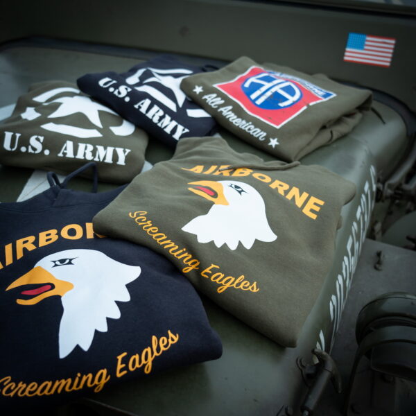 131387 Hoodie 101st Airborne Eagle6 <big>Comfortabele hoodie Dark Grey gemaakt van 60% katoen en 40% polyester. Deze hoodie is een basic item wat zowel door mannen als vrouwen kan worden gedragen. De hoodie kan gedragen worden voor als werktrui maar ook casual op een spijkerbroek.</big> <big>De hoodie is voorzien van een screaming eagle print. De screaming eagle is bekend van de 101st Airborne Divisie. Deze infanteriedivisie van het Amerikaanse leger is ingezet bij de Tweede Wereldoorlog, de Vietnam- oorlog en de oorlogen van Irak en Afghanistan</big> <big><strong>Kenmerken:</strong></big> <ul> <li><big>Aangename stevige stof en met zachte opgeruwde binnenkant</big></li> <li><big>​Capuchon met koord</big></li> <li><big>​Opgenaaide kangoeroezak voorop</big></li> <li><big>Stofdikte 320 g/m²</big></li> </ul>