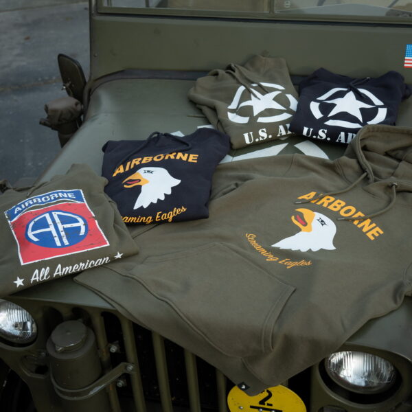 131387 Hoodie 101st Airborne Eagle7 <big>Comfortabele hoodie Dark Grey gemaakt van 60% katoen en 40% polyester. Deze hoodie is een basic item wat zowel door mannen als vrouwen kan worden gedragen. De hoodie kan gedragen worden voor als werktrui maar ook casual op een spijkerbroek.</big> <big>De hoodie is voorzien van een screaming eagle print. De screaming eagle is bekend van de 101st Airborne Divisie. Deze infanteriedivisie van het Amerikaanse leger is ingezet bij de Tweede Wereldoorlog, de Vietnam- oorlog en de oorlogen van Irak en Afghanistan</big> <big><strong>Kenmerken:</strong></big> <ul> <li><big>Aangename stevige stof en met zachte opgeruwde binnenkant</big></li> <li><big>​Capuchon met koord</big></li> <li><big>​Opgenaaide kangoeroezak voorop</big></li> <li><big>Stofdikte 320 g/m²</big></li> </ul>