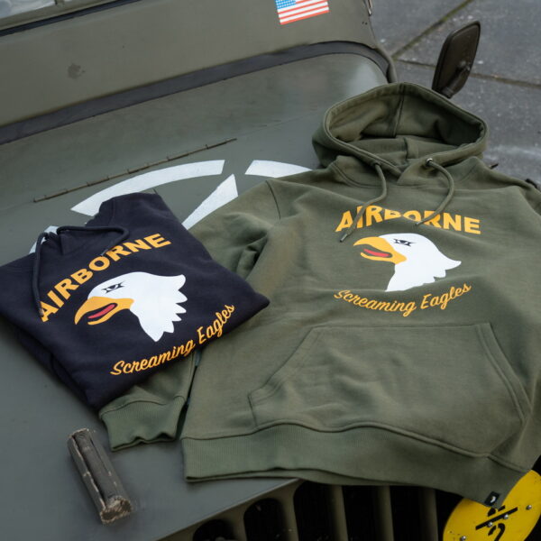 131387 Hoodie 101st Airborne Eagle8 <big>Comfortabele hoodie Dark Grey gemaakt van 60% katoen en 40% polyester. Deze hoodie is een basic item wat zowel door mannen als vrouwen kan worden gedragen. De hoodie kan gedragen worden voor als werktrui maar ook casual op een spijkerbroek.</big> <big>De hoodie is voorzien van een screaming eagle print. De screaming eagle is bekend van de 101st Airborne Divisie. Deze infanteriedivisie van het Amerikaanse leger is ingezet bij de Tweede Wereldoorlog, de Vietnam- oorlog en de oorlogen van Irak en Afghanistan</big> <big><strong>Kenmerken:</strong></big> <ul> <li><big>Aangename stevige stof en met zachte opgeruwde binnenkant</big></li> <li><big>​Capuchon met koord</big></li> <li><big>​Opgenaaide kangoeroezak voorop</big></li> <li><big>Stofdikte 320 g/m²</big></li> </ul>