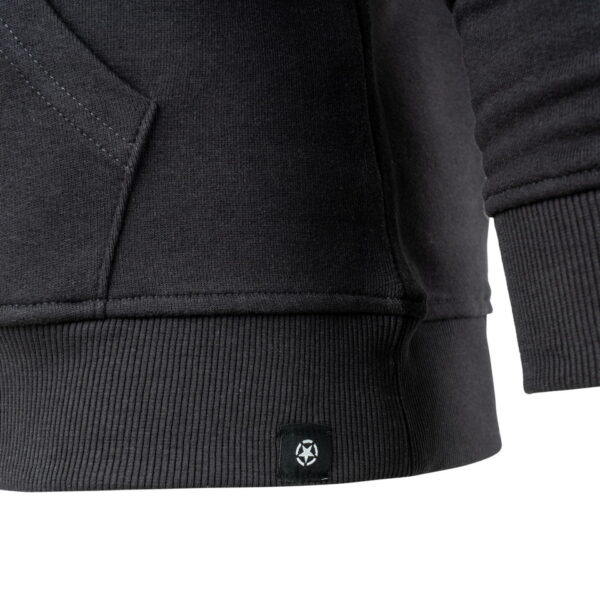 131388 Hoodie Allied Star11 <big>Comfortabele hoodie Dark Grey gemaakt van 60% katoen en 40% polyester. Deze hoodie is een basic item wat zowel door mannen als vrouwen kan worden gedragen. De hoodie kan gedragen worden voor als werktrui maar ook casual op een spijkerbroek.</big> <big>De hoodie is voorzien van een geallieerde ster print. De geallieerde ster werd geschilderd op de bovenkanten van verschillende geallieerde voertuigen tijdens de Tweede Wereldoorlog. Het symbool staat voor vrijheid en de wil om te vechten voor waar je in gelooft.</big> <big><strong>Kenmerken:</strong></big> <ul> <li><big>Aangename stevige stof en met zachte opgeruwde binnenkant</big></li> <li><big>Capuchon met koord</big></li> <li><big>Opgenaaide kangoeroezak voorop</big></li> <li><big>Stofdikte 320g/m²</big></li> </ul>