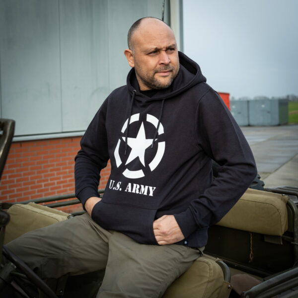 131388 Hoodie Allied Star13 <big>Comfortabele hoodie Groen gemaakt van 60% katoen en 40% polyester. Deze hoodie is een basic item wat zowel door mannen als vrouwen kan worden gedragen. De hoodie kan gedragen worden voor als werktrui maar ook casual op een spijkerbroek.</big> <big>De hoodie is voorzien van een geallieerde ster print. De geallieerde ster werd geschilderd op de bovenkanten van verschillende geallieerde voertuigen tijdens de Tweede Wereldoorlog. Het symbool staat voor vrijheid en de wil om te vechten voor waar je in gelooft.</big> <big><strong>Kenmerken:</strong></big> <ul> <li><big>Aangename stevige stof en met zachte opgeruwde binnenkant</big></li> <li><big>Capuchon met koord</big></li> <li><big>Opgenaaide kangoeroezak voorop</big></li> <li><big>Stofdikte 320g/m²</big></li> </ul>