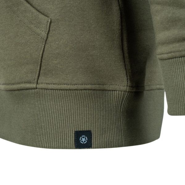 131388 Hoodie Allied Star2 <big>Comfortabele hoodie Groen gemaakt van 60% katoen en 40% polyester. Deze hoodie is een basic item wat zowel door mannen als vrouwen kan worden gedragen. De hoodie kan gedragen worden voor als werktrui maar ook casual op een spijkerbroek.</big> <big>De hoodie is voorzien van een geallieerde ster print. De geallieerde ster werd geschilderd op de bovenkanten van verschillende geallieerde voertuigen tijdens de Tweede Wereldoorlog. Het symbool staat voor vrijheid en de wil om te vechten voor waar je in gelooft.</big> <big><strong>Kenmerken:</strong></big> <ul> <li><big>Aangename stevige stof en met zachte opgeruwde binnenkant</big></li> <li><big>Capuchon met koord</big></li> <li><big>Opgenaaide kangoeroezak voorop</big></li> <li><big>Stofdikte 320g/m²</big></li> </ul>