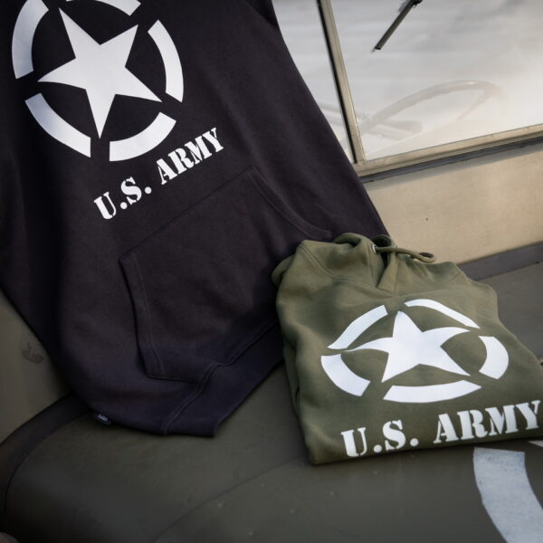 131388 Hoodie Allied Star6 <big>Comfortabele hoodie Groen gemaakt van 60% katoen en 40% polyester. Deze hoodie is een basic item wat zowel door mannen als vrouwen kan worden gedragen. De hoodie kan gedragen worden voor als werktrui maar ook casual op een spijkerbroek.</big> <big>De hoodie is voorzien van een geallieerde ster print. De geallieerde ster werd geschilderd op de bovenkanten van verschillende geallieerde voertuigen tijdens de Tweede Wereldoorlog. Het symbool staat voor vrijheid en de wil om te vechten voor waar je in gelooft.</big> <big><strong>Kenmerken:</strong></big> <ul> <li><big>Aangename stevige stof en met zachte opgeruwde binnenkant</big></li> <li><big>Capuchon met koord</big></li> <li><big>Opgenaaide kangoeroezak voorop</big></li> <li><big>Stofdikte 320g/m²</big></li> </ul>