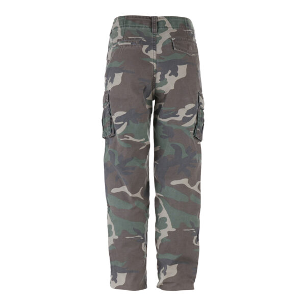 112221 Kinder cargo broek Stonewashed1 <big>Klassieke cargo broek in woodland style. De cargo broeken zijn gemaakt van duurzaam katoen en bieden langdurig comfort. De stoere stonewashed look en handige features maken deze shorts tot een perfecte broek voor casual/alledaags gebruik voor de kids.</big> <strong>Kenmerken:</strong> <ul> <li><big>Twee steekzakken</big></li> <li><big>Twee cargozakken met drukknopen</big></li> <li><big>Één cargo kontzak met drukknoop</big></li> </ul>