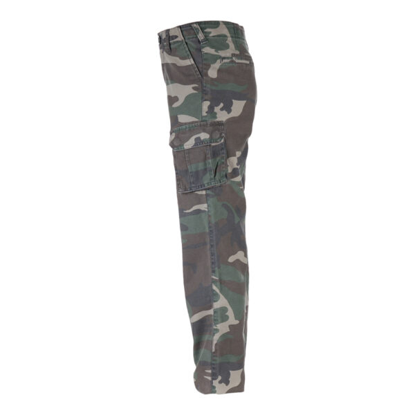 112221 Kinder cargo broek Stonewashed2 <big>Klassieke cargo broek in woodland style. De cargo broeken zijn gemaakt van duurzaam katoen en bieden langdurig comfort. De stoere stonewashed look en handige features maken deze shorts tot een perfecte broek voor casual/alledaags gebruik voor de kids.</big> <strong>Kenmerken:</strong> <ul> <li><big>Twee steekzakken</big></li> <li><big>Twee cargozakken met drukknopen</big></li> <li><big>Één cargo kontzak met drukknoop</big></li> </ul>