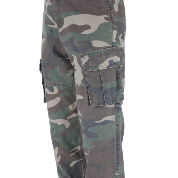 112221 Kinder cargo broek Stonewashed3 <big>Klassieke cargo broek in woodland style. De cargo broeken zijn gemaakt van duurzaam katoen en bieden langdurig comfort. De stoere stonewashed look en handige features maken deze shorts tot een perfecte broek voor casual/alledaags gebruik voor de kids.</big> <strong>Kenmerken:</strong> <ul> <li><big>Twee steekzakken</big></li> <li><big>Twee cargozakken met drukknopen</big></li> <li><big>Één cargo kontzak met drukknoop</big></li> </ul>