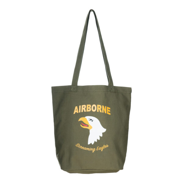 353700 Canvas draagtas 101st Airborne Division <big>Stoere en praktische canvas tas groen. Daarnaast is de tas ook nog is fashionable. De tas is lichtgewicht en opvouwbaar. Je kan de tas overal voor gebruiken denk aan bijvoorbeeld als boodschappentas, sporttas of strandtas. Ideaal voor dagelijks gebruik!</big> <big>De canvas tas is voorzien van 2 stevige schouderbanden. Op de canvas tas staat het logo van de 101st Airborne Division. Deze infanteriedivisie van het Amerikaanse leger is ingezet bij de Tweede Wereldoorlog, de Vietnam- oorlog en de oorlogen van Irak en Afghanistan</big> <big><strong>Kenmerken:</strong></big> <ul> <li><big>Canvas stof</big></li> <li><big>Afmeting: 35 x 13 x 35 cm </big></li> <li><big>Gemakkelijk mee te nemen</big></li> <li><big>Opvouwbaar</big></li> <li><big>WWII opdruk</big></li> </ul>