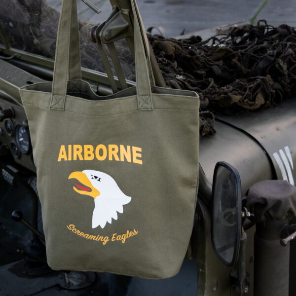 353700 Canvas draagtas 101st Airborne Division2 <big>Stoere en praktische canvas tas groen. Daarnaast is de tas ook nog is fashionable. De tas is lichtgewicht en opvouwbaar. Je kan de tas overal voor gebruiken denk aan bijvoorbeeld als boodschappentas, sporttas of strandtas. Ideaal voor dagelijks gebruik!</big> <big>De canvas tas is voorzien van 2 stevige schouderbanden. Op de canvas tas staat het logo van de 101st Airborne Division. Deze infanteriedivisie van het Amerikaanse leger is ingezet bij de Tweede Wereldoorlog, de Vietnam- oorlog en de oorlogen van Irak en Afghanistan</big> <big><strong>Kenmerken:</strong></big> <ul> <li><big>Canvas stof</big></li> <li><big>Afmeting: 35 x 13 x 35 cm </big></li> <li><big>Gemakkelijk mee te nemen</big></li> <li><big>Opvouwbaar</big></li> <li><big>WWII opdruk</big></li> </ul>