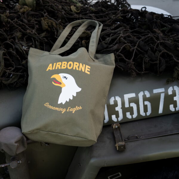 353700 Canvas draagtas 101st Airborne Division3 <big>Stoere en praktische canvas tas groen. Daarnaast is de tas ook nog is fashionable. De tas is lichtgewicht en opvouwbaar. Je kan de tas overal voor gebruiken denk aan bijvoorbeeld als boodschappentas, sporttas of strandtas. Ideaal voor dagelijks gebruik!</big> <big>De canvas tas is voorzien van 2 stevige schouderbanden. Op de canvas tas staat het logo van de 101st Airborne Division. Deze infanteriedivisie van het Amerikaanse leger is ingezet bij de Tweede Wereldoorlog, de Vietnam- oorlog en de oorlogen van Irak en Afghanistan</big> <big><strong>Kenmerken:</strong></big> <ul> <li><big>Canvas stof</big></li> <li><big>Afmeting: 35 x 13 x 35 cm </big></li> <li><big>Gemakkelijk mee te nemen</big></li> <li><big>Opvouwbaar</big></li> <li><big>WWII opdruk</big></li> </ul>