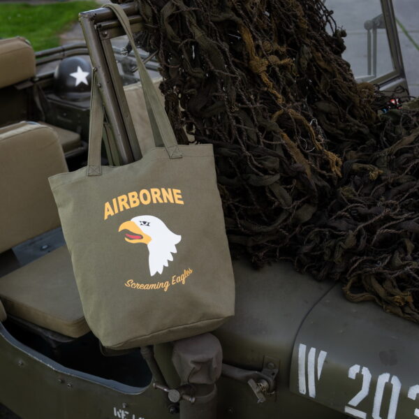 353700 Canvas draagtas 101st Airborne Division4 <big>Stoere en praktische canvas tas groen. Daarnaast is de tas ook nog is fashionable. De tas is lichtgewicht en opvouwbaar. Je kan de tas overal voor gebruiken denk aan bijvoorbeeld als boodschappentas, sporttas of strandtas. Ideaal voor dagelijks gebruik!</big> <big>De canvas tas is voorzien van 2 stevige schouderbanden. Op de canvas tas staat het logo van de 101st Airborne Division. Deze infanteriedivisie van het Amerikaanse leger is ingezet bij de Tweede Wereldoorlog, de Vietnam- oorlog en de oorlogen van Irak en Afghanistan</big> <big><strong>Kenmerken:</strong></big> <ul> <li><big>Canvas stof</big></li> <li><big>Afmeting: 35 x 13 x 35 cm </big></li> <li><big>Gemakkelijk mee te nemen</big></li> <li><big>Opvouwbaar</big></li> <li><big>WWII opdruk</big></li> </ul>