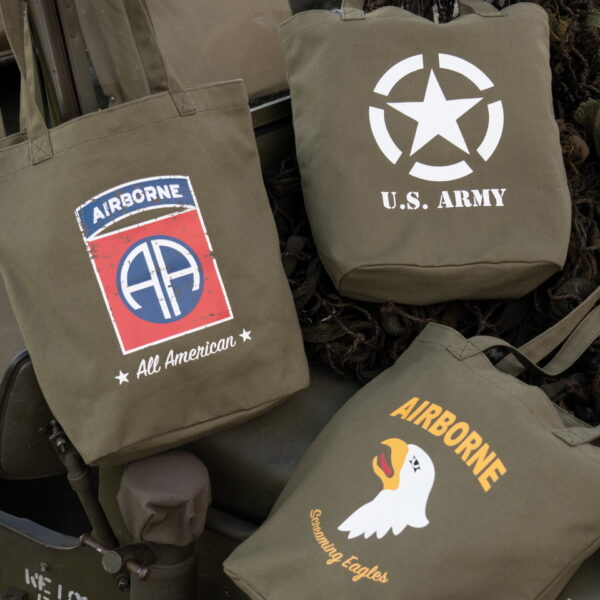 353700 Canvas draagtas 101st Airborne Division5 <big>Stoere en praktische canvas tas groen. Daarnaast is de tas ook nog is fashionable. De tas is lichtgewicht en opvouwbaar. Je kan de tas overal voor gebruiken denk aan bijvoorbeeld als boodschappentas, sporttas of strandtas. Ideaal voor dagelijks gebruik!</big> <big>De canvas tas is voorzien van 2 stevige schouderbanden. Op de canvas tas staat het logo van de 101st Airborne Division. Deze infanteriedivisie van het Amerikaanse leger is ingezet bij de Tweede Wereldoorlog, de Vietnam- oorlog en de oorlogen van Irak en Afghanistan</big> <big><strong>Kenmerken:</strong></big> <ul> <li><big>Canvas stof</big></li> <li><big>Afmeting: 35 x 13 x 35 cm </big></li> <li><big>Gemakkelijk mee te nemen</big></li> <li><big>Opvouwbaar</big></li> <li><big>WWII opdruk</big></li> </ul>