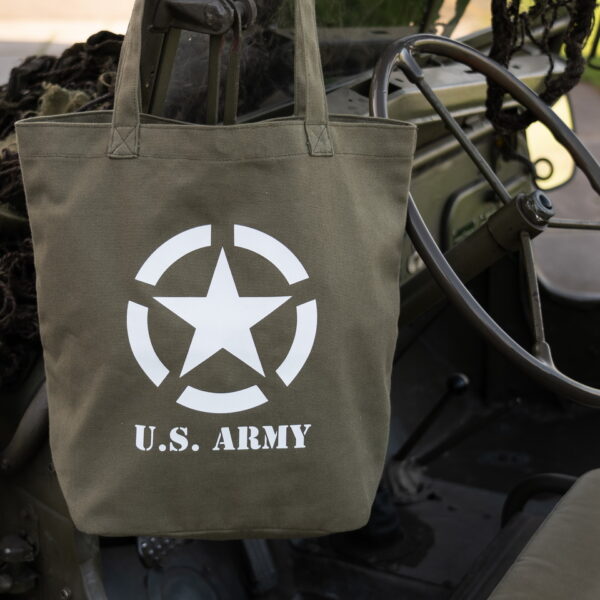 353701 Canvas draagtas U.S. Army2 <big>Stoere en praktische canvas tas. Daarnaast is de tas ook nog is fashionable. De tas is lichtgewicht en opvouwbaar. Je kan de tas overal voor gebruiken denk aan bijvoorbeeld als boodschappentas, sporttas of strandtas. Ideaal voor dagelijks gebruik!</big> <big>De canvas tas is voorzien van 2 stevige schouderbanden. Op de canvas tas staat het logo van de US Army dit is één van de strijdkrachten van de Verenigde Staten.</big> <big><strong>Kenmerken:</strong></big> <big>·         Canvas stof</big> <big>·         Afmeting: 35 x 13 x 35 cm </big> <big>·         Gemakkelijk mee te nemen</big> <big>·         Opvouwbaar</big> <big>·         WWII opdruk</big>