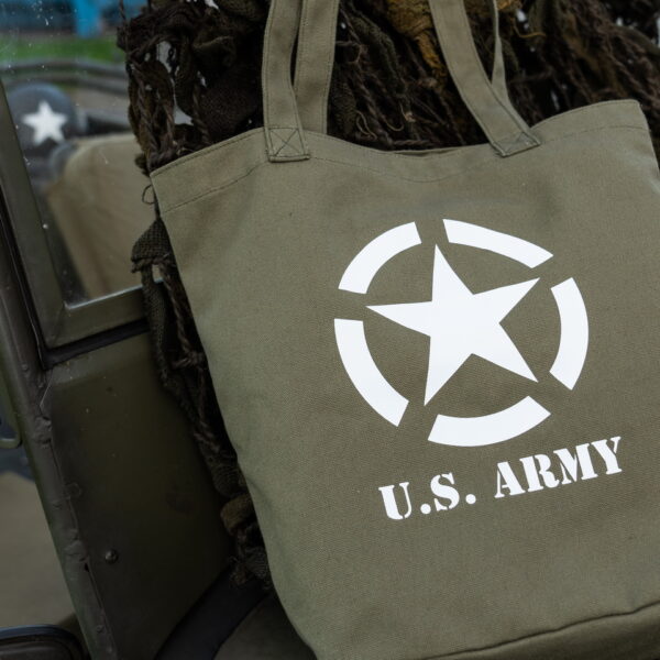 353701 Canvas draagtas U.S. Army3 <big>Stoere en praktische canvas tas. Daarnaast is de tas ook nog is fashionable. De tas is lichtgewicht en opvouwbaar. Je kan de tas overal voor gebruiken denk aan bijvoorbeeld als boodschappentas, sporttas of strandtas. Ideaal voor dagelijks gebruik!</big> <big>De canvas tas is voorzien van 2 stevige schouderbanden. Op de canvas tas staat het logo van de US Army dit is één van de strijdkrachten van de Verenigde Staten.</big> <big><strong>Kenmerken:</strong></big> <big>·         Canvas stof</big> <big>·         Afmeting: 35 x 13 x 35 cm </big> <big>·         Gemakkelijk mee te nemen</big> <big>·         Opvouwbaar</big> <big>·         WWII opdruk</big>