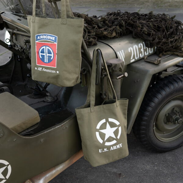 353701 Canvas draagtas U.S. Army4 <big>Stoere en praktische canvas tas. Daarnaast is de tas ook nog is fashionable. De tas is lichtgewicht en opvouwbaar. Je kan de tas overal voor gebruiken denk aan bijvoorbeeld als boodschappentas, sporttas of strandtas. Ideaal voor dagelijks gebruik!</big> <big>De canvas tas is voorzien van 2 stevige schouderbanden. Op de canvas tas staat het logo van de US Army dit is één van de strijdkrachten van de Verenigde Staten.</big> <big><strong>Kenmerken:</strong></big> <big>·         Canvas stof</big> <big>·         Afmeting: 35 x 13 x 35 cm </big> <big>·         Gemakkelijk mee te nemen</big> <big>·         Opvouwbaar</big> <big>·         WWII opdruk</big>