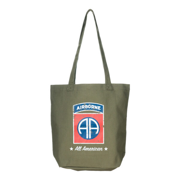 353702 Canvas draagtas 82nd Airborne Division <big>Stoere en praktische canvas tas. Daarnaast is de tas ook nog is fashionable. De tas is lichtgewicht en opvouwbaar. Je kan de tas overal voor gebruiken denk aan bijvoorbeeld als boodschappentas, sporttas of strandtas. Ideaal voor dagelijks gebruik!</big> <big>De canvas tas is voorzien van 2 stevige schouderbanden. Op de canvas tas staat het logo van de Amerikaanse 82e Luchtlandingsdivisie van het Amerikaanse leger. De 82e Luchtlandingsdivisie is een elite-eenheid die voornamelijk bestaat uit parachutisten.</big> <big><strong>Kenmerken:</strong></big> <big>·         Canvas stof</big> <big>·         Afmeting: 35 x 13 x 35 cm </big> <big>·         Gemakkelijk mee te nemen</big> <big>·         Opvouwbaar</big> <big>·         WWII opdruk</big>