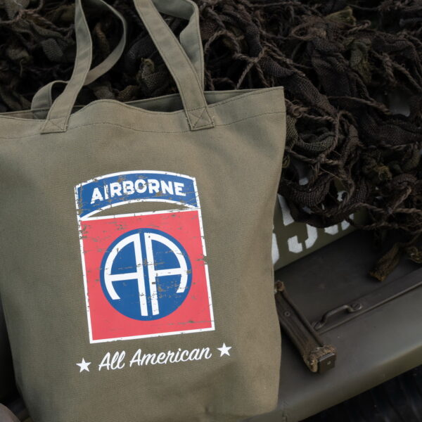 353702 Canvas draagtas 82nd Airborne Division2 <big>Stoere en praktische canvas tas. Daarnaast is de tas ook nog is fashionable. De tas is lichtgewicht en opvouwbaar. Je kan de tas overal voor gebruiken denk aan bijvoorbeeld als boodschappentas, sporttas of strandtas. Ideaal voor dagelijks gebruik!</big> <big>De canvas tas is voorzien van 2 stevige schouderbanden. Op de canvas tas staat het logo van de Amerikaanse 82e Luchtlandingsdivisie van het Amerikaanse leger. De 82e Luchtlandingsdivisie is een elite-eenheid die voornamelijk bestaat uit parachutisten.</big> <big><strong>Kenmerken:</strong></big> <big>·         Canvas stof</big> <big>·         Afmeting: 35 x 13 x 35 cm </big> <big>·         Gemakkelijk mee te nemen</big> <big>·         Opvouwbaar</big> <big>·         WWII opdruk</big>