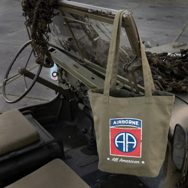 353702 Canvas draagtas 82nd Airborne Division3 <big>Stoere en praktische canvas tas. Daarnaast is de tas ook nog is fashionable. De tas is lichtgewicht en opvouwbaar. Je kan de tas overal voor gebruiken denk aan bijvoorbeeld als boodschappentas, sporttas of strandtas. Ideaal voor dagelijks gebruik!</big> <big>De canvas tas is voorzien van 2 stevige schouderbanden. Op de canvas tas staat het logo van de Amerikaanse 82e Luchtlandingsdivisie van het Amerikaanse leger. De 82e Luchtlandingsdivisie is een elite-eenheid die voornamelijk bestaat uit parachutisten.</big> <big><strong>Kenmerken:</strong></big> <big>·         Canvas stof</big> <big>·         Afmeting: 35 x 13 x 35 cm </big> <big>·         Gemakkelijk mee te nemen</big> <big>·         Opvouwbaar</big> <big>·         WWII opdruk</big>