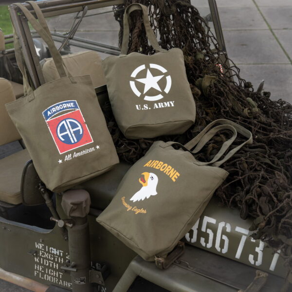 353702 Canvas draagtas 82nd Airborne Division4 <big>Stoere en praktische canvas tas. Daarnaast is de tas ook nog is fashionable. De tas is lichtgewicht en opvouwbaar. Je kan de tas overal voor gebruiken denk aan bijvoorbeeld als boodschappentas, sporttas of strandtas. Ideaal voor dagelijks gebruik!</big> <big>De canvas tas is voorzien van 2 stevige schouderbanden. Op de canvas tas staat het logo van de Amerikaanse 82e Luchtlandingsdivisie van het Amerikaanse leger. De 82e Luchtlandingsdivisie is een elite-eenheid die voornamelijk bestaat uit parachutisten.</big> <big><strong>Kenmerken:</strong></big> <big>·         Canvas stof</big> <big>·         Afmeting: 35 x 13 x 35 cm </big> <big>·         Gemakkelijk mee te nemen</big> <big>·         Opvouwbaar</big> <big>·         WWII opdruk</big>