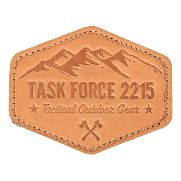 448100 12000 Embleem leer Task Force 2215 14082 <big>Lederen patch met outdoor print. Het embleem is voorzien van klittenband, makkelijk om te bevestigen op bijvoorbeeld een jas of tas. Het embleem geeft een stoere look en zal jouw artikel een mooie uitstraling geven.</big> <big><strong>Kenmerken:</strong></big> <ul> <li><big>Gestanst logo</big></li> <li><big>Achterkant voorzien van klittenband</big></li> <li><big>Randen van het embleem worden afgewerkt met een gestikte rand.</big></li> </ul>
