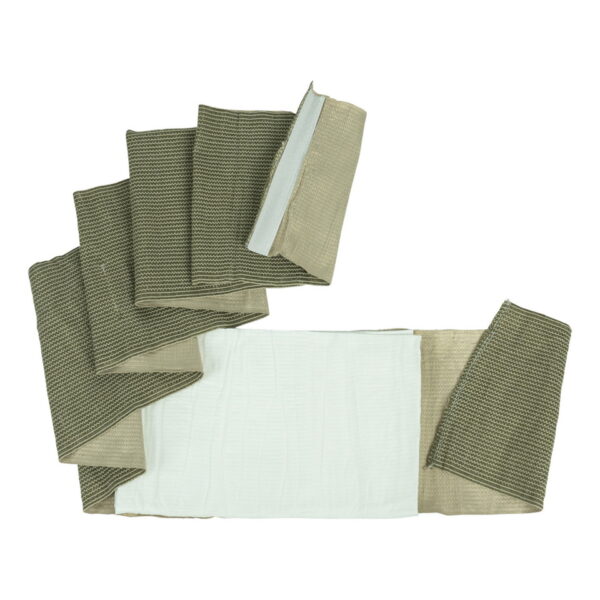 469447 BCB Combat eerste veldverband PF119A4 <big><strong>Kenmerken:</strong> Totale omvang van het verband uitgerekt: 3.5m Verpakkingsgrootte: 11 x 21 cm Latexvrij Vacuüm verzegeld Waterdicht verpakt Gemakkelijk te scheuren verpakking (inkepingen) Steriel Groen/Olijfgroen verband CE-gemarkeerd</big> <big>Gebruiksaanwijzing (afbeeldingen op achterzijde verpakking):</big> <ul> <li><big>Breng het witte kompres aan op de wond</big></li> <li><big>Raak het witte kompres niet aan</big></li> <li><big>Wikkel het elastische verband strak om het ledemaat of lichaamsdeel</big></li> <li><big>Maak de uiteinden van de sluitstrip vast in het verband.</big></li> </ul>