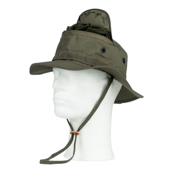 213147 Bush hoed met muskietnet10 Lichtgewicht Bush Hoed met Opbergbaar Muskietnet Ranger Green Ben je een enthousiaste wandelaar of iemand die graag de prachtige natuur verkent? Dan is onze Bush Hoed met Opbergbaar Muskietnet een must-have accessoire voor jouw avonturen. Deze hoed biedt niet alleen bescherming tegen de zon, maar houdt ook vervelende insecten op afstand, zodat je ongestoord kunt genieten van je outdoor activiteiten. De hoed is gemaakt van duurzaam katoen met een ripstop bovenlaag, waardoor hij bestand is tegen ruige omstandigheden en lang meegaat. Bovendien zorgen de ventilatiegaten aan de zijkant voor een luchtige en comfortabele ervaring, zelfs tijdens warme dagen. Het unieke kenmerk van deze bush hoed is het opbergbare muskietnet. Wanneer je het muskietnet niet nodig hebt, kan je het gemakkelijk opbergen in de hoed zelf. De afmetingen van het muskietnet zijn 47 cm in lengte en 40 cm in breedte, en het kan veilig worden afgesloten met een handige ritssluiting aan de bovenkant van de hoed. Dit zorgt voor een snelle en gemakkelijke bescherming wanneer de insecten actief zijn. Of je nu door dichte bossen wandelt, langs stromende rivieren of door andere natuurlijke habitats, onze Bush Hoed met Opbergbaar Muskietnet biedt de bescherming en het comfort dat je nodig hebt. Wacht niet langer en bestel vandaag nog jouw eigen bush hoed voor zorgeloos avontuur! <strong><big>Kenmerken:</big></strong> <ul> <li>ripstop materiaal</li> <li>gaten in de zijkant voor luchtigheid</li> <li>muskietnet afmetingen; lengte 47cm, breedte 40 cm</li> <li>opbergbaar muskietnet, te sluiten met rits aan de bovenkant van de hoed</li> </ul>
