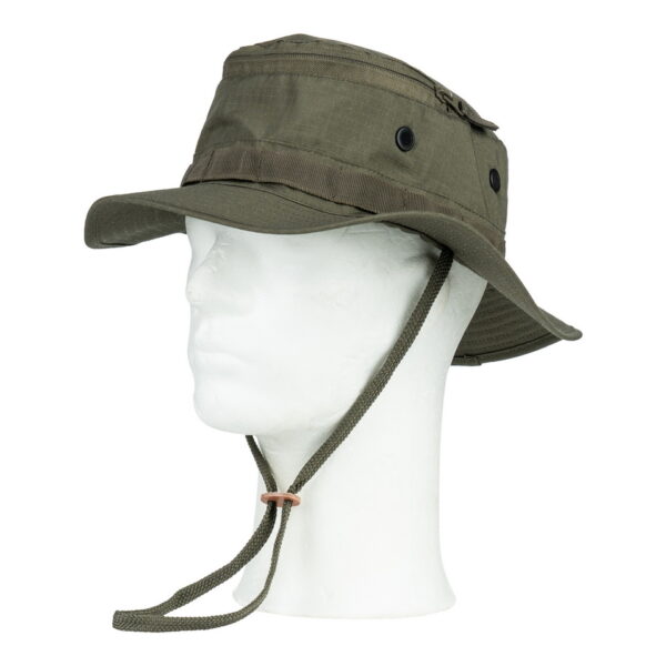 213147 Bush hoed met muskietnet9 Lichtgewicht Bush Hoed met Opbergbaar Muskietnet Ranger Green Ben je een enthousiaste wandelaar of iemand die graag de prachtige natuur verkent? Dan is onze Bush Hoed met Opbergbaar Muskietnet een must-have accessoire voor jouw avonturen. Deze hoed biedt niet alleen bescherming tegen de zon, maar houdt ook vervelende insecten op afstand, zodat je ongestoord kunt genieten van je outdoor activiteiten. De hoed is gemaakt van duurzaam katoen met een ripstop bovenlaag, waardoor hij bestand is tegen ruige omstandigheden en lang meegaat. Bovendien zorgen de ventilatiegaten aan de zijkant voor een luchtige en comfortabele ervaring, zelfs tijdens warme dagen. Het unieke kenmerk van deze bush hoed is het opbergbare muskietnet. Wanneer je het muskietnet niet nodig hebt, kan je het gemakkelijk opbergen in de hoed zelf. De afmetingen van het muskietnet zijn 47 cm in lengte en 40 cm in breedte, en het kan veilig worden afgesloten met een handige ritssluiting aan de bovenkant van de hoed. Dit zorgt voor een snelle en gemakkelijke bescherming wanneer de insecten actief zijn. Of je nu door dichte bossen wandelt, langs stromende rivieren of door andere natuurlijke habitats, onze Bush Hoed met Opbergbaar Muskietnet biedt de bescherming en het comfort dat je nodig hebt. Wacht niet langer en bestel vandaag nog jouw eigen bush hoed voor zorgeloos avontuur! <strong><big>Kenmerken:</big></strong> <ul> <li>ripstop materiaal</li> <li>gaten in de zijkant voor luchtigheid</li> <li>muskietnet afmetingen; lengte 47cm, breedte 40 cm</li> <li>opbergbaar muskietnet, te sluiten met rits aan de bovenkant van de hoed</li> </ul>