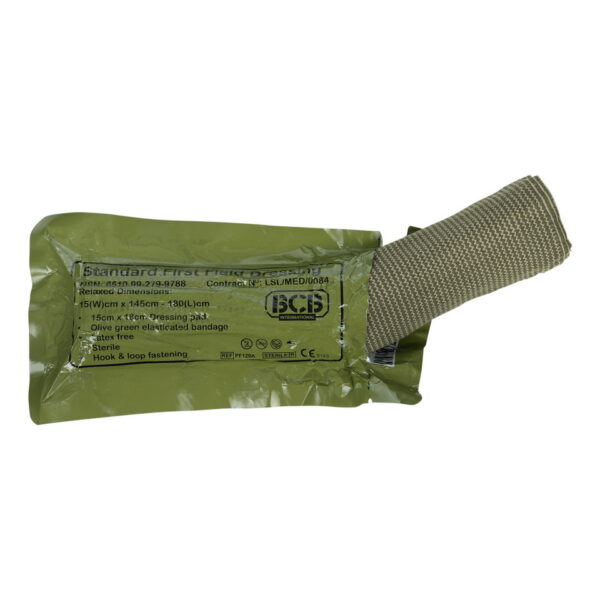469446 BCB Combat first field dressing standaard PF120A1 BCB Combat First Field Dressing Standaard PF120A In noodsituaties is snel handelen essentieel, en daarom is de BCB Combat First Field Dressing Standaard PF120A een onmisbaar hulpmiddel voor elke uitrusting. Dit verband is ontworpen om snelle en effectieve wondverzorging mogelijk te maken, waar en wanneer dat nodig is. Het verband wordt geleverd in een compacte en waterdichte verpakking van 11 x 21 cm, waardoor het gemakkelijk mee te nemen is in je uitrusting of EHBO-kit. Het kompres heeft een afmeting van 15 x 18 cm en biedt voldoende dekking voor wonden en letsels. Met een totale omvang van het verband dat kan worden uitgerekt tot 1.5 meter, kan het strak en stevig om een ledemaat of lichaamsdeel worden gewikkeld voor een veilige fixatie. Het verband is latexvrij en steriel, wat het geschikt maakt voor gebruik bij verschillende patiënten zonder allergische reacties te veroorzaken. Het is CE-gemarkeerd, wat betekent dat het voldoet aan de Europese normen voor medische hulpmiddelen. De verpakking is voorzien van inkepingen, waardoor het verband gemakkelijk en snel kan worden gescheurd zonder dat je een schaar nodig hebt. Op de achterzijde van de verpakking zijn duidelijke gebruiksaanwijzingen met afbeeldingen te vinden, zodat je het verband correct kunt aanbrengen. Voeg de BCB Combat First Field Dressing Standaard PF120A toe aan je EHBO-uitrusting, tas of medische benodigdheden en zorg voor snelle en doeltreffende wondverzorging in noodsituaties. Bestel nu en wees voorbereid op elke eventualiteit. <big><strong>Kenmerken:</strong></big> <big>Kompres: 15 x 18 cm Totale omvang van het verband uitgerekt: 1.5m Verpakkingsgrootte: 11 x 21 cm Latexvrij Vacuüm verzegeld Waterdicht verpakt Gemakkelijk te scheuren verpakking (inkepingen) Steriel Groen/Olijfgroen verband CE-gemarkeerd</big> <big>Gebruiksaanwijzing (afbeeldingen op achterzijde verpakking):</big> <ul> <li><big>Breng het witte kompres aan op de wond</big></li> <li><big>Raak het witte kompres niet aan</big></li> <li><big>Wikkel het elastische verband strak om het ledemaat of lichaamsdeel</big></li> <li><big>Maak de uiteinden van de sluitstrip vast in het verband.</big></li> </ul>
