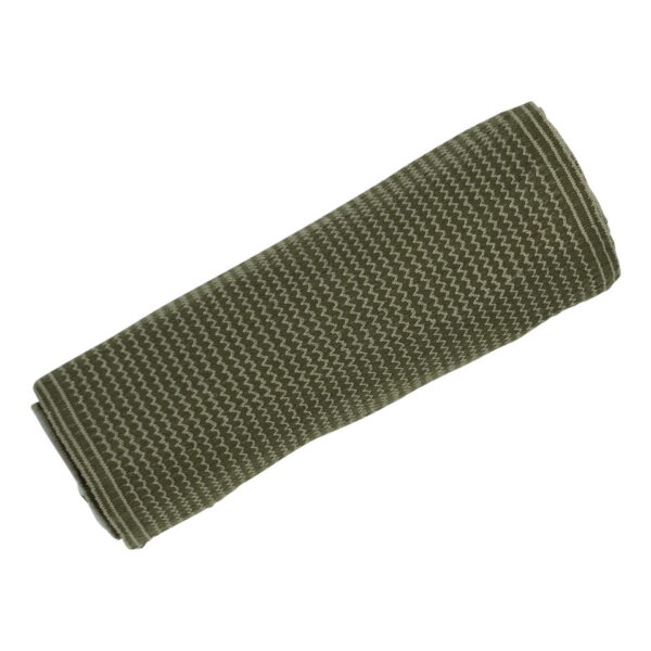 469446 BCB Combat first field dressing standaard PF120A3 BCB Combat First Field Dressing Standaard PF120A In noodsituaties is snel handelen essentieel, en daarom is de BCB Combat First Field Dressing Standaard PF120A een onmisbaar hulpmiddel voor elke uitrusting. Dit verband is ontworpen om snelle en effectieve wondverzorging mogelijk te maken, waar en wanneer dat nodig is. Het verband wordt geleverd in een compacte en waterdichte verpakking van 11 x 21 cm, waardoor het gemakkelijk mee te nemen is in je uitrusting of EHBO-kit. Het kompres heeft een afmeting van 15 x 18 cm en biedt voldoende dekking voor wonden en letsels. Met een totale omvang van het verband dat kan worden uitgerekt tot 1.5 meter, kan het strak en stevig om een ledemaat of lichaamsdeel worden gewikkeld voor een veilige fixatie. Het verband is latexvrij en steriel, wat het geschikt maakt voor gebruik bij verschillende patiënten zonder allergische reacties te veroorzaken. Het is CE-gemarkeerd, wat betekent dat het voldoet aan de Europese normen voor medische hulpmiddelen. De verpakking is voorzien van inkepingen, waardoor het verband gemakkelijk en snel kan worden gescheurd zonder dat je een schaar nodig hebt. Op de achterzijde van de verpakking zijn duidelijke gebruiksaanwijzingen met afbeeldingen te vinden, zodat je het verband correct kunt aanbrengen. Voeg de BCB Combat First Field Dressing Standaard PF120A toe aan je EHBO-uitrusting, tas of medische benodigdheden en zorg voor snelle en doeltreffende wondverzorging in noodsituaties. Bestel nu en wees voorbereid op elke eventualiteit. <big><strong>Kenmerken:</strong></big> <big>Kompres: 15 x 18 cm Totale omvang van het verband uitgerekt: 1.5m Verpakkingsgrootte: 11 x 21 cm Latexvrij Vacuüm verzegeld Waterdicht verpakt Gemakkelijk te scheuren verpakking (inkepingen) Steriel Groen/Olijfgroen verband CE-gemarkeerd</big> <big>Gebruiksaanwijzing (afbeeldingen op achterzijde verpakking):</big> <ul> <li><big>Breng het witte kompres aan op de wond</big></li> <li><big>Raak het witte kompres niet aan</big></li> <li><big>Wikkel het elastische verband strak om het ledemaat of lichaamsdeel</big></li> <li><big>Maak de uiteinden van de sluitstrip vast in het verband.</big></li> </ul>