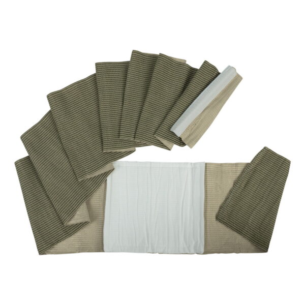 469446 BCB Combat first field dressing standaard PF120A4 BCB Combat First Field Dressing Standaard PF120A In noodsituaties is snel handelen essentieel, en daarom is de BCB Combat First Field Dressing Standaard PF120A een onmisbaar hulpmiddel voor elke uitrusting. Dit verband is ontworpen om snelle en effectieve wondverzorging mogelijk te maken, waar en wanneer dat nodig is. Het verband wordt geleverd in een compacte en waterdichte verpakking van 11 x 21 cm, waardoor het gemakkelijk mee te nemen is in je uitrusting of EHBO-kit. Het kompres heeft een afmeting van 15 x 18 cm en biedt voldoende dekking voor wonden en letsels. Met een totale omvang van het verband dat kan worden uitgerekt tot 1.5 meter, kan het strak en stevig om een ledemaat of lichaamsdeel worden gewikkeld voor een veilige fixatie. Het verband is latexvrij en steriel, wat het geschikt maakt voor gebruik bij verschillende patiënten zonder allergische reacties te veroorzaken. Het is CE-gemarkeerd, wat betekent dat het voldoet aan de Europese normen voor medische hulpmiddelen. De verpakking is voorzien van inkepingen, waardoor het verband gemakkelijk en snel kan worden gescheurd zonder dat je een schaar nodig hebt. Op de achterzijde van de verpakking zijn duidelijke gebruiksaanwijzingen met afbeeldingen te vinden, zodat je het verband correct kunt aanbrengen. Voeg de BCB Combat First Field Dressing Standaard PF120A toe aan je EHBO-uitrusting, tas of medische benodigdheden en zorg voor snelle en doeltreffende wondverzorging in noodsituaties. Bestel nu en wees voorbereid op elke eventualiteit. <big><strong>Kenmerken:</strong></big> <big>Kompres: 15 x 18 cm Totale omvang van het verband uitgerekt: 1.5m Verpakkingsgrootte: 11 x 21 cm Latexvrij Vacuüm verzegeld Waterdicht verpakt Gemakkelijk te scheuren verpakking (inkepingen) Steriel Groen/Olijfgroen verband CE-gemarkeerd</big> <big>Gebruiksaanwijzing (afbeeldingen op achterzijde verpakking):</big> <ul> <li><big>Breng het witte kompres aan op de wond</big></li> <li><big>Raak het witte kompres niet aan</big></li> <li><big>Wikkel het elastische verband strak om het ledemaat of lichaamsdeel</big></li> <li><big>Maak de uiteinden van de sluitstrip vast in het verband.</big></li> </ul>
