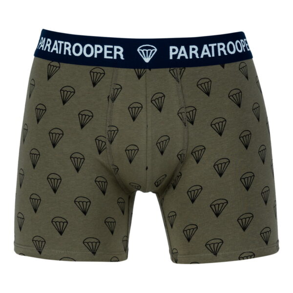 114292 Boxershort Paratrooper De <strong>Boxershort Paratrooper</strong> combineert een perfecte pasvorm met een uniek militair geïnspireerd ontwerp. Deze boxershort is ideaal voor dagelijks comfort, met een speels patroon van kleine parachutes dat een stoer tintje toevoegt. Het model is zorgvuldig ontworpen met een halfhoge taille en langere pijpen voor een flatterende en functionele pasvorm. <h4>Kenmerken en Details</h4> <ul> <li><strong>Comfortabele Pasvorm</strong>: De boxershort is ontworpen in een halfhoog model met langere pijpen voor extra bedekking en ondersteuning. De boxershort sluit goed aan op het lichaam zonder te strak te zitten, waardoor hij de hele dag comfortabel blijft.</li> <li><strong>Militair Ontwerp</strong>: <ul> <li>De boxershort is gedecoreerd met een subtiel patroon van kleine parachutes, wat een knipoog geeft naar de militaire stijl en het gevoel van avontuur.</li> </ul> </li> <li><strong>Elastische Logotailleband</strong>: De tailleband is zacht en elastisch, voorzien van het merklogo voor een stijlvolle afwerking en een stevige, maar zachte grip.</li> <li><strong>Cadeauverpakking</strong>: Geleverd in een trendy verpakking, wat deze boxershort tot een ideaal cadeau maakt.</li> </ul>
