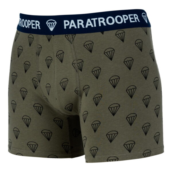 114292 Boxershort Paratrooper1 De <strong>Boxershort Paratrooper</strong> combineert een perfecte pasvorm met een uniek militair geïnspireerd ontwerp. Deze boxershort is ideaal voor dagelijks comfort, met een speels patroon van kleine parachutes dat een stoer tintje toevoegt. Het model is zorgvuldig ontworpen met een halfhoge taille en langere pijpen voor een flatterende en functionele pasvorm. <h4>Kenmerken en Details</h4> <ul> <li><strong>Comfortabele Pasvorm</strong>: De boxershort is ontworpen in een halfhoog model met langere pijpen voor extra bedekking en ondersteuning. De boxershort sluit goed aan op het lichaam zonder te strak te zitten, waardoor hij de hele dag comfortabel blijft.</li> <li><strong>Militair Ontwerp</strong>: <ul> <li>De boxershort is gedecoreerd met een subtiel patroon van kleine parachutes, wat een knipoog geeft naar de militaire stijl en het gevoel van avontuur.</li> </ul> </li> <li><strong>Elastische Logotailleband</strong>: De tailleband is zacht en elastisch, voorzien van het merklogo voor een stijlvolle afwerking en een stevige, maar zachte grip.</li> <li><strong>Cadeauverpakking</strong>: Geleverd in een trendy verpakking, wat deze boxershort tot een ideaal cadeau maakt.</li> </ul>