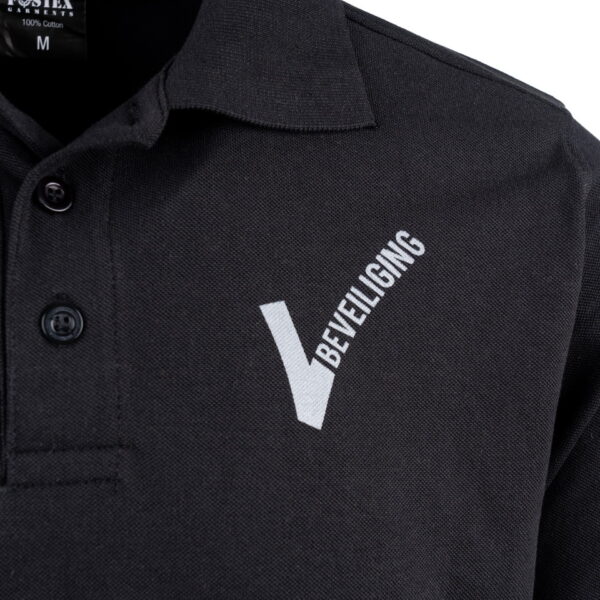 133403 Polo beveiliging V logo2 De Polo Beveiliging met V-logo is ontworpen voor comfort en professionaliteit. Gemaakt van hoogwaardig 100% katoen en elastaan, biedt deze polo een goede pasvorm en bewegingsvrijheid. Met het beveiligingslogo V-tje op de linkerborst en de tekst "SECURITY" op de rug, is deze polo perfect voor een professionele uitstraling. De polo is professioneel afgewerkt met 1x1 rib in de kraag en zijsplitjes voor extra stijl en comfort.