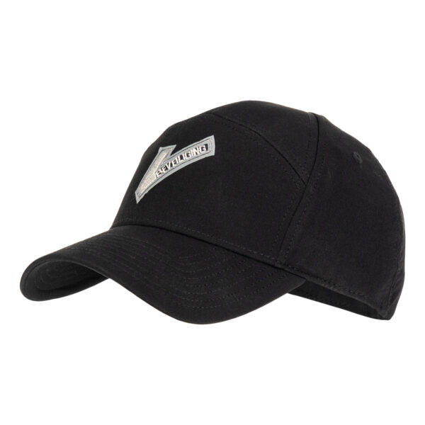 215176 Baseball cap softshell beveiliging De Baseball Cap Softshell Beveiliging zwart is de perfecte aanvulling op het tenue van beveiligingspersoneel. Deze lichtgewicht cap is vervaardigd uit hoogwaardig 4-way stretch materiaal, bestaande uit 90% nylon en 10% elastisch en sneldrogend materiaal. Hierdoor biedt de cap niet alleen comfort maar ook flexibiliteit, waardoor hij zich moeiteloos aanpast aan de contouren van het hoofd. Het gebruik van het 4-way stretch materiaal maakt de cap zeer prettig om te dragen, zelfs gedurende langere periodes van activiteit. Het voelt licht en soepel aan op het hoofd en biedt optimale bewegingsvrijheid. De cap is aan de achterkant gesloten en heeft geen verstelmogelijkheden. In plaats daarvan is de cap voorzien van een elastische band die zich automatisch aanpast aan de grootte van het hoofd, waardoor een perfecte pasvorm wordt gegarandeerd. Op de voorkant van de cap prijkt het herkenbare beveiligingslogo, waardoor het direct duidelijk is voor anderen dat het om beveiligingspersoneel gaat. Dit maakt de cap niet alleen functioneel, maar ook een professioneel en herkenbaar onderdeel van de beveiligingsuitrusting. Of het nu gaat om het beveiligen van evenementen, objecten of personen, de Baseball Cap Softshell Beveiliging biedt het benodigde comfort en functionaliteit. Met zijn lichtgewicht ontwerp en elastische pasvorm is deze cap geschikt voor langdurig gebruik, zonder dat dit ten koste gaat van het draagcomfort. Kies voor de Baseball Cap Softshell Beveiliging en voeg een stijlvol en functioneel element toe aan het beveiligingsuniform. Comfortabel, flexibel en herkenbaar - deze cap is ideaal voor alle beveiligingsprofessionals die streven naar zowel prestaties als uitstraling. <table class="table table-striped"> <tbody> <tr> <td>✔</td> <td>Voorzien van beveiligings V-logo</td> </tr> <tr> <td>✔</td> <td>Materiaal: 90% nylon en 10% elastisch materiaal</td> </tr> </tbody> </table>