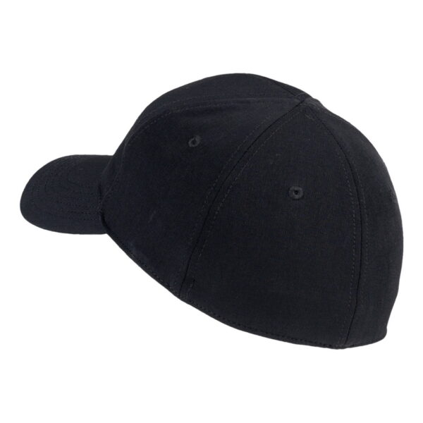 215176 Baseball cap softshell beveiliging1 De Baseball Cap Softshell Beveiliging zwart is de perfecte aanvulling op het tenue van beveiligingspersoneel. Deze lichtgewicht cap is vervaardigd uit hoogwaardig 4-way stretch materiaal, bestaande uit 90% nylon en 10% elastisch en sneldrogend materiaal. Hierdoor biedt de cap niet alleen comfort maar ook flexibiliteit, waardoor hij zich moeiteloos aanpast aan de contouren van het hoofd. Het gebruik van het 4-way stretch materiaal maakt de cap zeer prettig om te dragen, zelfs gedurende langere periodes van activiteit. Het voelt licht en soepel aan op het hoofd en biedt optimale bewegingsvrijheid. De cap is aan de achterkant gesloten en heeft geen verstelmogelijkheden. In plaats daarvan is de cap voorzien van een elastische band die zich automatisch aanpast aan de grootte van het hoofd, waardoor een perfecte pasvorm wordt gegarandeerd. Op de voorkant van de cap prijkt het herkenbare beveiligingslogo, waardoor het direct duidelijk is voor anderen dat het om beveiligingspersoneel gaat. Dit maakt de cap niet alleen functioneel, maar ook een professioneel en herkenbaar onderdeel van de beveiligingsuitrusting. Of het nu gaat om het beveiligen van evenementen, objecten of personen, de Baseball Cap Softshell Beveiliging biedt het benodigde comfort en functionaliteit. Met zijn lichtgewicht ontwerp en elastische pasvorm is deze cap geschikt voor langdurig gebruik, zonder dat dit ten koste gaat van het draagcomfort. Kies voor de Baseball Cap Softshell Beveiliging en voeg een stijlvol en functioneel element toe aan het beveiligingsuniform. Comfortabel, flexibel en herkenbaar - deze cap is ideaal voor alle beveiligingsprofessionals die streven naar zowel prestaties als uitstraling. <table class="table table-striped"> <tbody> <tr> <td>✔</td> <td>Voorzien van beveiligings V-logo</td> </tr> <tr> <td>✔</td> <td>Materiaal: 90% nylon en 10% elastisch materiaal</td> </tr> </tbody> </table>
