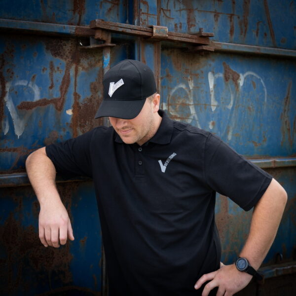 215176 Baseball cap softshell beveiliging2 De Baseball Cap Softshell Beveiliging zwart is de perfecte aanvulling op het tenue van beveiligingspersoneel. Deze lichtgewicht cap is vervaardigd uit hoogwaardig 4-way stretch materiaal, bestaande uit 90% nylon en 10% elastisch en sneldrogend materiaal. Hierdoor biedt de cap niet alleen comfort maar ook flexibiliteit, waardoor hij zich moeiteloos aanpast aan de contouren van het hoofd. Het gebruik van het 4-way stretch materiaal maakt de cap zeer prettig om te dragen, zelfs gedurende langere periodes van activiteit. Het voelt licht en soepel aan op het hoofd en biedt optimale bewegingsvrijheid. De cap is aan de achterkant gesloten en heeft geen verstelmogelijkheden. In plaats daarvan is de cap voorzien van een elastische band die zich automatisch aanpast aan de grootte van het hoofd, waardoor een perfecte pasvorm wordt gegarandeerd. Op de voorkant van de cap prijkt het herkenbare beveiligingslogo, waardoor het direct duidelijk is voor anderen dat het om beveiligingspersoneel gaat. Dit maakt de cap niet alleen functioneel, maar ook een professioneel en herkenbaar onderdeel van de beveiligingsuitrusting. Of het nu gaat om het beveiligen van evenementen, objecten of personen, de Baseball Cap Softshell Beveiliging biedt het benodigde comfort en functionaliteit. Met zijn lichtgewicht ontwerp en elastische pasvorm is deze cap geschikt voor langdurig gebruik, zonder dat dit ten koste gaat van het draagcomfort. Kies voor de Baseball Cap Softshell Beveiliging en voeg een stijlvol en functioneel element toe aan het beveiligingsuniform. Comfortabel, flexibel en herkenbaar - deze cap is ideaal voor alle beveiligingsprofessionals die streven naar zowel prestaties als uitstraling. <table class="table table-striped"> <tbody> <tr> <td>✔</td> <td>Voorzien van beveiligings V-logo</td> </tr> <tr> <td>✔</td> <td>Materiaal: 90% nylon en 10% elastisch materiaal</td> </tr> </tbody> </table>