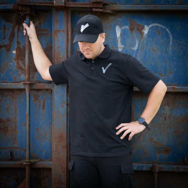 215176 Baseball cap softshell beveiliging5 De Baseball Cap Softshell Beveiliging zwart is de perfecte aanvulling op het tenue van beveiligingspersoneel. Deze lichtgewicht cap is vervaardigd uit hoogwaardig 4-way stretch materiaal, bestaande uit 90% nylon en 10% elastisch en sneldrogend materiaal. Hierdoor biedt de cap niet alleen comfort maar ook flexibiliteit, waardoor hij zich moeiteloos aanpast aan de contouren van het hoofd. Het gebruik van het 4-way stretch materiaal maakt de cap zeer prettig om te dragen, zelfs gedurende langere periodes van activiteit. Het voelt licht en soepel aan op het hoofd en biedt optimale bewegingsvrijheid. De cap is aan de achterkant gesloten en heeft geen verstelmogelijkheden. In plaats daarvan is de cap voorzien van een elastische band die zich automatisch aanpast aan de grootte van het hoofd, waardoor een perfecte pasvorm wordt gegarandeerd. Op de voorkant van de cap prijkt het herkenbare beveiligingslogo, waardoor het direct duidelijk is voor anderen dat het om beveiligingspersoneel gaat. Dit maakt de cap niet alleen functioneel, maar ook een professioneel en herkenbaar onderdeel van de beveiligingsuitrusting. Of het nu gaat om het beveiligen van evenementen, objecten of personen, de Baseball Cap Softshell Beveiliging biedt het benodigde comfort en functionaliteit. Met zijn lichtgewicht ontwerp en elastische pasvorm is deze cap geschikt voor langdurig gebruik, zonder dat dit ten koste gaat van het draagcomfort. Kies voor de Baseball Cap Softshell Beveiliging en voeg een stijlvol en functioneel element toe aan het beveiligingsuniform. Comfortabel, flexibel en herkenbaar - deze cap is ideaal voor alle beveiligingsprofessionals die streven naar zowel prestaties als uitstraling. <table class="table table-striped"> <tbody> <tr> <td>✔</td> <td>Voorzien van beveiligings V-logo</td> </tr> <tr> <td>✔</td> <td>Materiaal: 90% nylon en 10% elastisch materiaal</td> </tr> </tbody> </table>